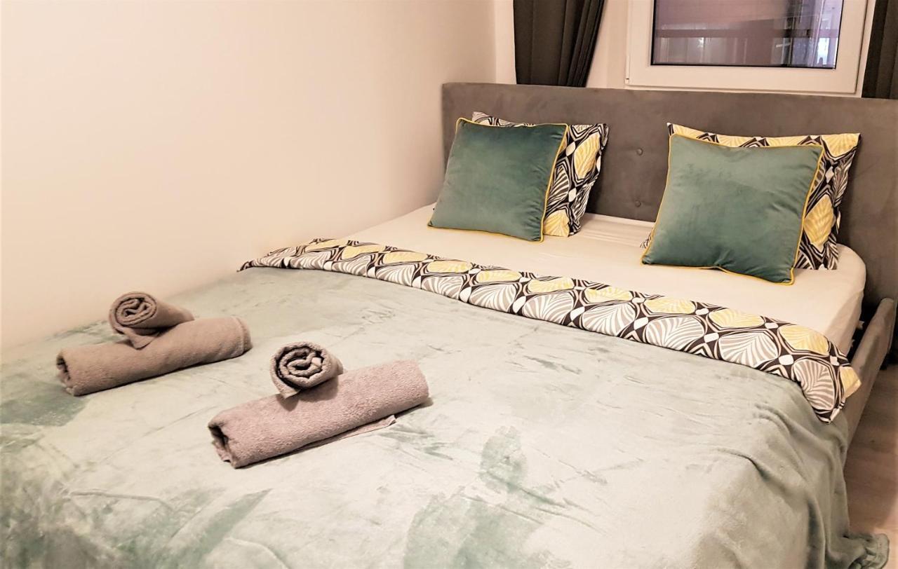 Center, The Places Apartment